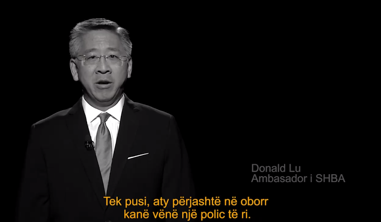 “Nuk më gëzon hiç largimi, nuk e di nëse do e shoh më nënën gjallë”/ Historia PREKËSE e ambasadorit Lu (VIDEO)