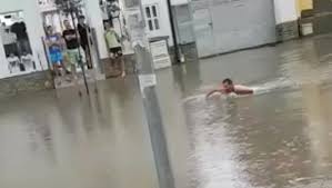 Reshjet e shiut përmbytin Serbinë, një i ri noton në mes të qytetit(FOTO+VIDEO)