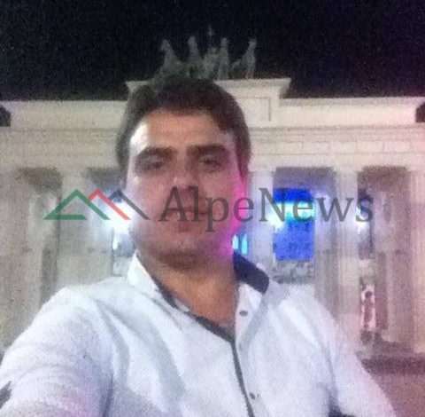 MAKINA BIE NË HUMNERË DHE PËRFSHIHET NGA FLAKËT/ Kush është punonjësi i policisë që u… (FOTO)