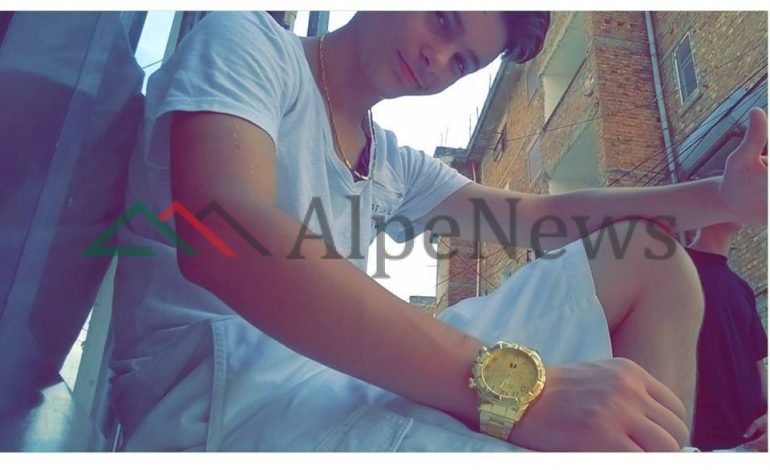 I ATI E MBANTE PENG PREJ TRE DITËSH/ Kush është 17 vjeçari Albert Duro që ULËRISTE për…