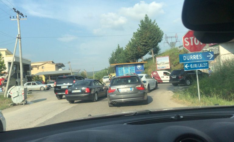 Radhë kilometrike në autostradën Tiranë-Durrës, automjetet të bllokuara 1 orë në trafik