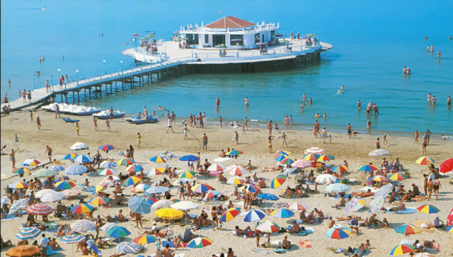 Turizëm jo vetëm në det. Pushuesit zbulojnë kulinarinë dhe arkeologjinë në Durrës