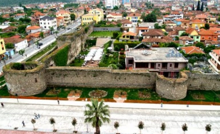 Turizmi një ditor në Elbasan, banorët e kalasë kërkojnë restaurimin e fasadave: Duam që të…