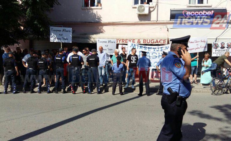 VIDEO/ PD e Elbasanit pret Ramën me protesta, konfrontime mes tyre dhe policisë