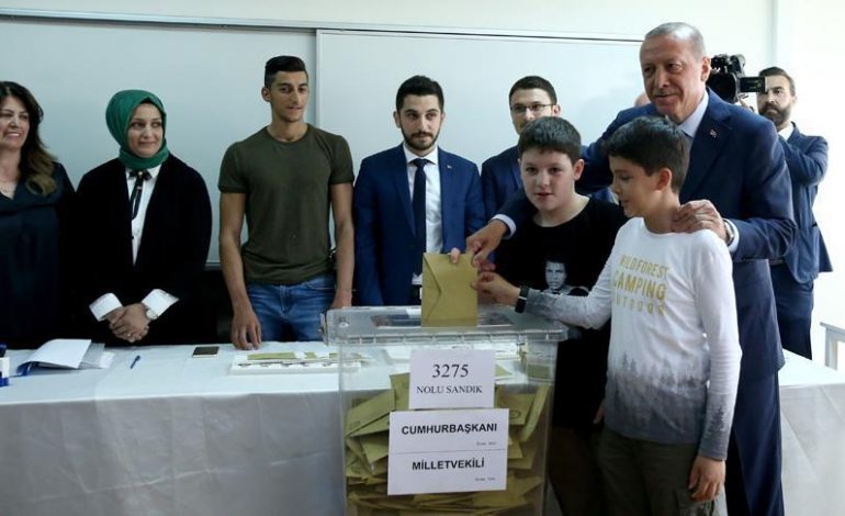 Zgjedhjet në Turqi/ Pasi votoi, Erdogan jep mesazhin e fortë