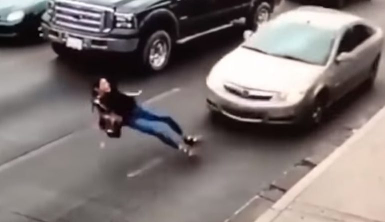KUJDES, pamje të rënda! Të rrëzohesh përpara rrotave të makinës dhe… (VIDEO)
