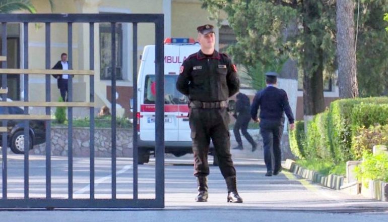 “PLUMB NË KOKË”/ Gjendet i PAJETË punonjësi i gardës. Dyshohet se është shoferi i…