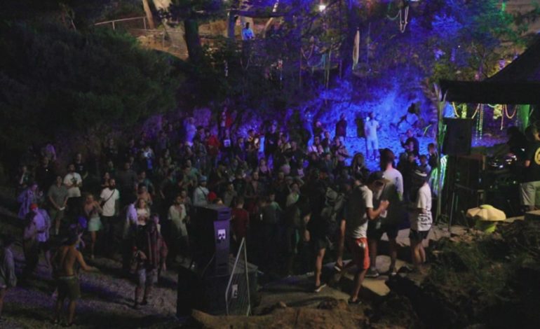 Një javë festë në Dhërmi/ 120 “DJ” dhe 2 mijë turistë të huaj janë bërë pjesë e Festivalit të Kalasë