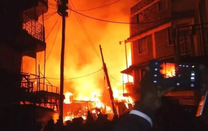Tregu në Kenia përfshihet nga flakët, 15 të vdekur dhe mbi 50 të plagosur