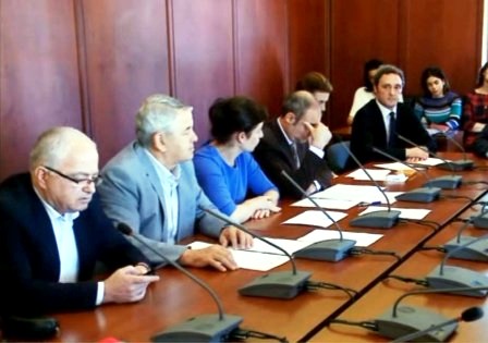PLAS SHERRI NË KOMISIONIN E SHËNDETËSISË/ Deputetja e PD-së debat të ASHPËR me …