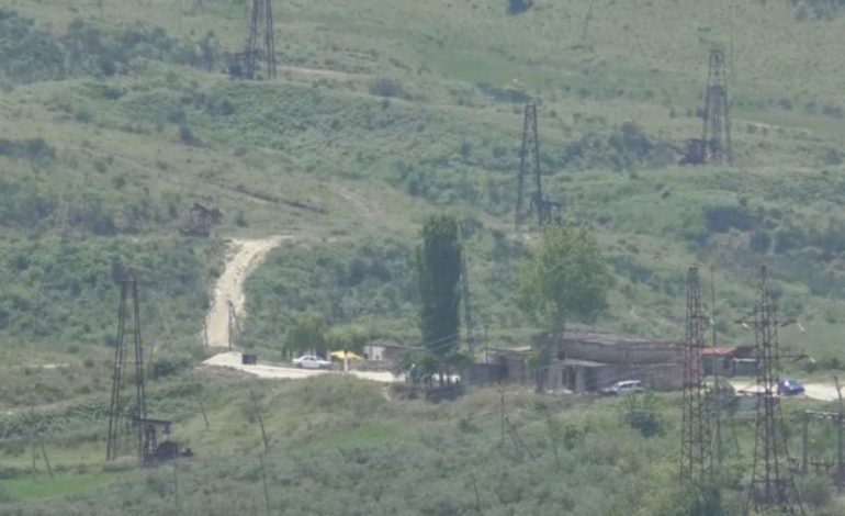 Njihuni me fshatin shqiptar që “NOTON” mbi naftë por rrezikon të “FSHIHET NGA HARTA”
