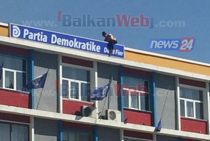 E FUNDIT/ Gruaja hipën në selinë e PD-së në Fier, tenton të HIDHET nga…