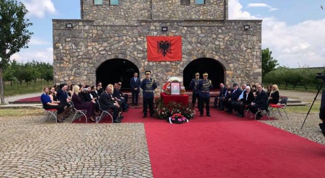 Deputeti shqiptar shkruan për të atin e ndjerë: Pusho i qetë plak, s’e ke pasur të lehtë me ne