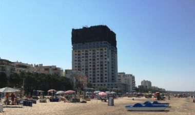 “GRADAÇELA” në Durrës që sfidoi shtetin, 23-katëshi në rërë përfundon së ndërtuari… (VIDEO)