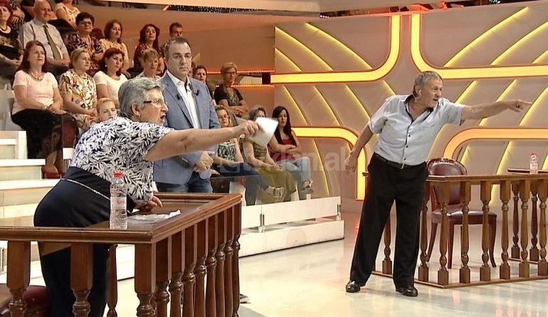 Gruaja NXJERR burrin nga shtëpia pas 43 vitesh martesë. I vendos kushtin: Ose zgjidh problemin e…