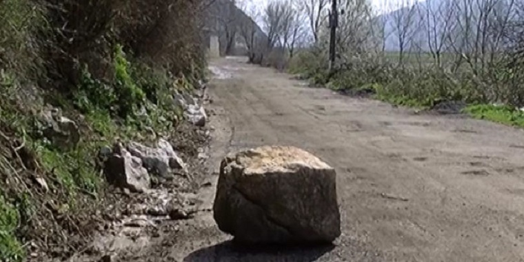 LEZHE/ Shkëputen gurët nga mali dhe bien mbi autobusin me punëtorë, lëndohen dy gra