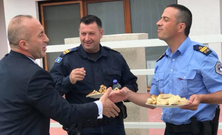 Festa e Fiter Bajramit/ Haradinaj i shërben byrekë policëve