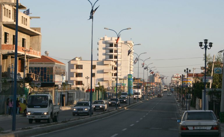 Burri gjendet pa ndjenja në një trotuar në Kamzë, ndërron jetë në spital