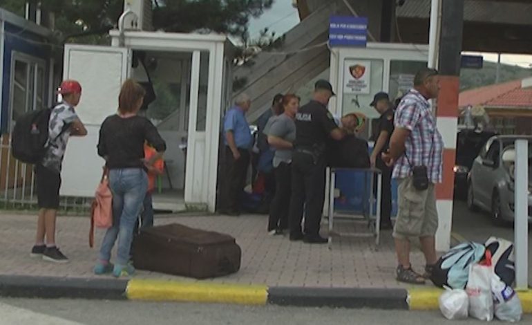 Forcohen kontrollet në Kapshticë/ Numri i emigranntëve të paligjshëm sa vjen e rritet, 140 shtetas…