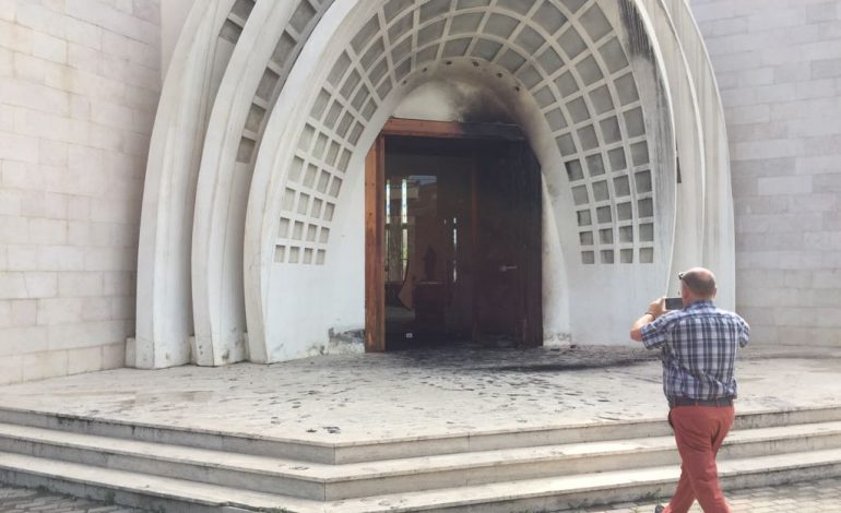 ZJARRI NE KISHEN KATOLIKE NE DURRES/ Dalin PAMJET, u përdorën goma dhe letra për ta ndezur