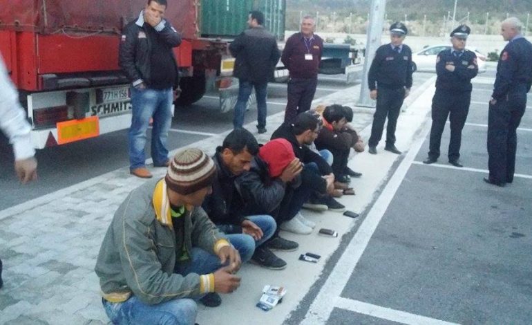 Autobuzin me KLANDESTINE t’i kalonin jashtë kufirit/ Arrestohen në flagrancë katër persona (EMRAT)
