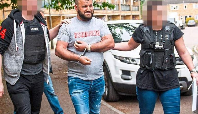 KAPET KOKA E TRAFIKANTËVE DHE BOSI NË BRITANI/ Shqiptari-oficerit: Ty të mbaj mend shumë mirë… (VIDEO)