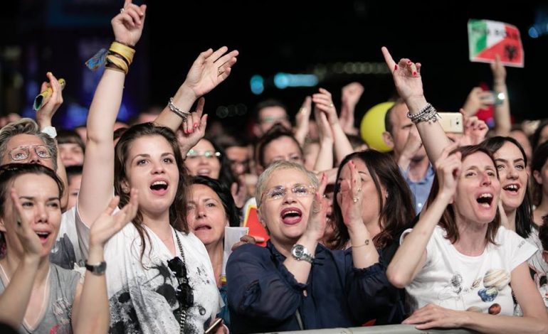 Pedagogu SHPËRTHEN ndaj qytetarëve: O dele, pse shkuat në koncertin e Ermal Metës? Popull IDIOT…