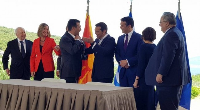 Gjest simbolik: Pas marrëveshjes, Zaev ia dhuroi kravatën kryeministrit grek