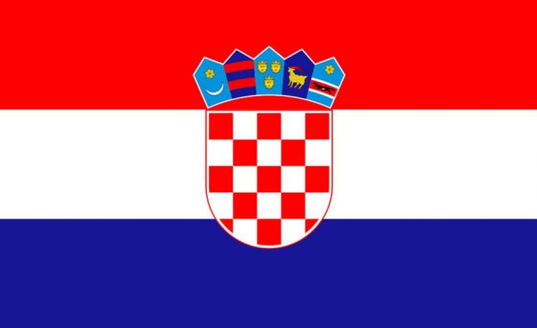 Kroacia nuk i lejon të kalojnë/ Policia qëllon ndaj furgonit me emigrantë
