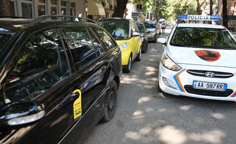 I KËRKUAN TË NDALONTE/ 47-vjeçari braktis mjetin dhe zhduket pas ndjekjes policore. Në makinë i gjejnë…