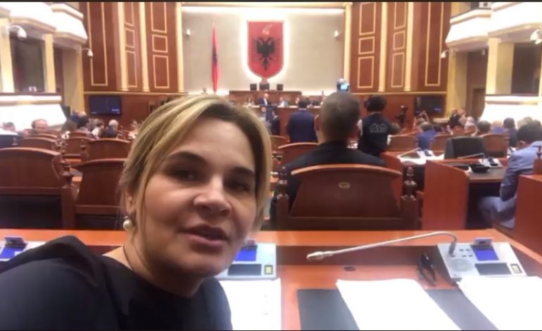 Kryemadhi komenton veshjen e Ramës: Ngjyra e kostumit fiks si bluza e Olsit te makina e kuqe e Gent Xhixhës