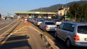RADHË TË SHUMTA/ Çfarë po ndodh në doganën e Morinit, bllokohet… (VIDEO)