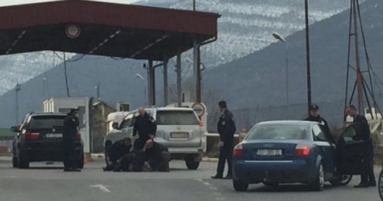 Po KALONIN KUFIRIN nga mali/ Si u KAPËN tre të rinjtë duke…
