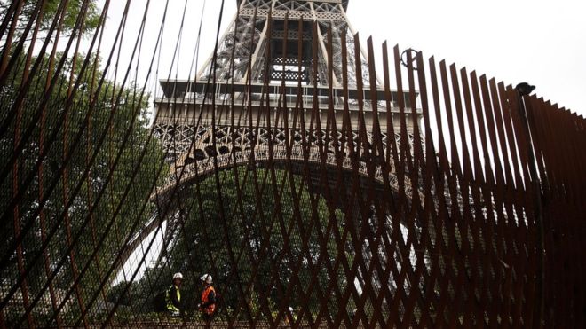 Kulla Eiffel rrethohet me barriera mbrojtëse kundër terrorizmit… (FOTOT)