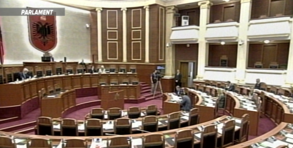 AXHENDA E SEANCËS SË PARË PARLAMENTARE/ Ruçi firmos urdhërin. Diskutohet për këto çështje