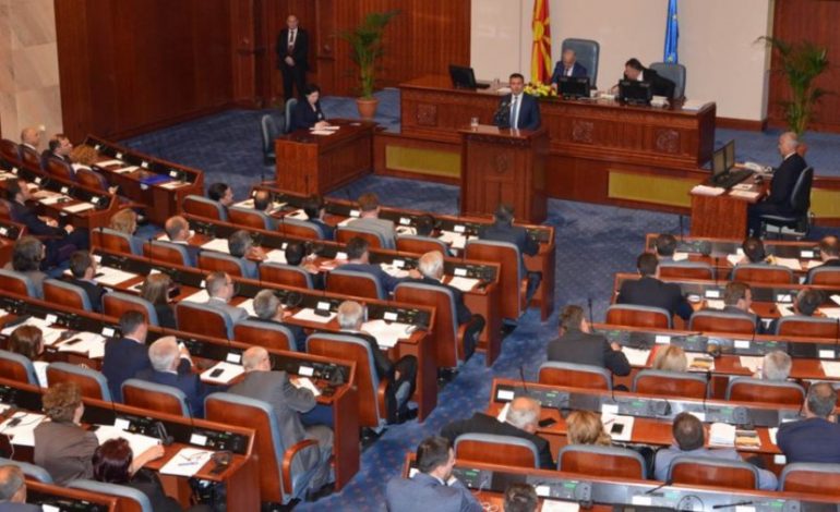 “Tradhtarë, tradhtarë” akuzat në Kuvendin e Maqedonisë për marrëveshjen e emrit