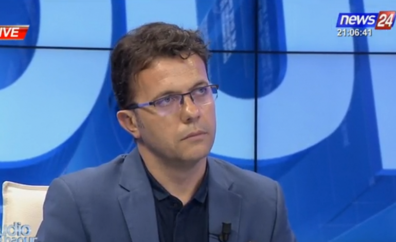 “QURRASH, BIR K**VE”/ Laert Vasili “shpërthen” ndaj kolegëve: Tani po merreni me nënat tona