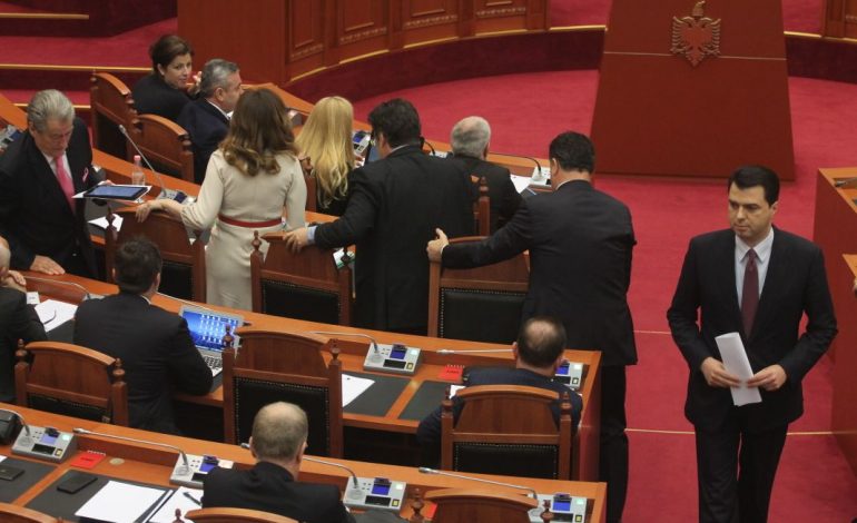 TENSIONE NË KUVEND/ Ndërpritet seanca parlamentare, Basha bllokon foltoren