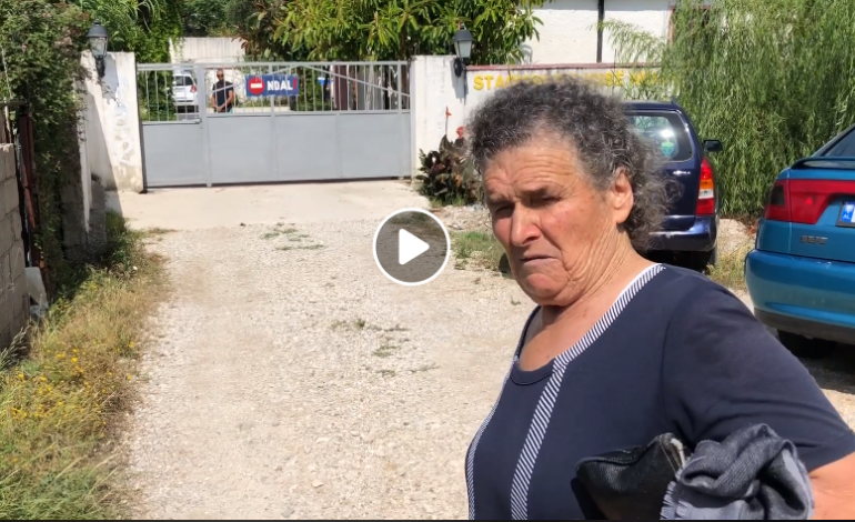 Mamaja e Nikollaq Nerënxit kërcënon shefin e Komisariatit: Do ta vras me sopatë… (VIDEO)