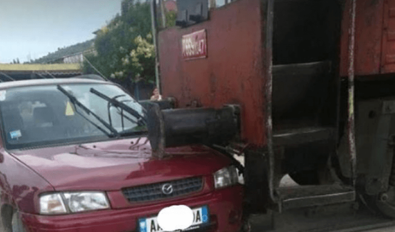 DALIN PAMJET E AKSIDENTIT/ Treni përplas makinën në Lushnje. Drejtuesi i mjetit po… (VIDEO)