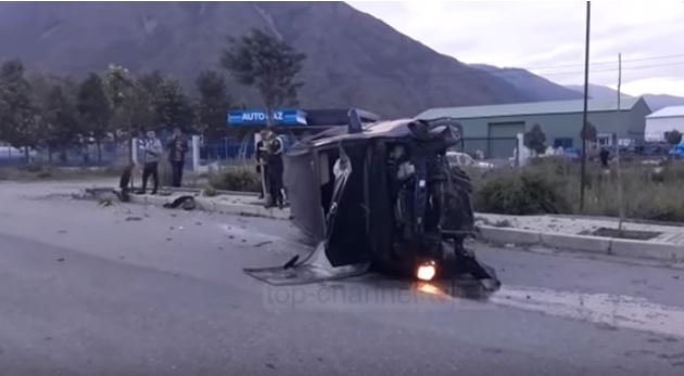 HUMB KONTROLLIN GJATË ECJES/ Makina përmbyset në rrugë, plagosen rëndë shoferi dhe… (VIDEO)
