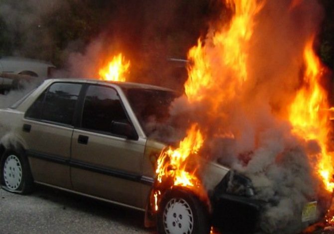 Përfshihet nga flakët gjatë natës “Volkswagen-i” në Elbasan, policia: Ja nga se dyshohet