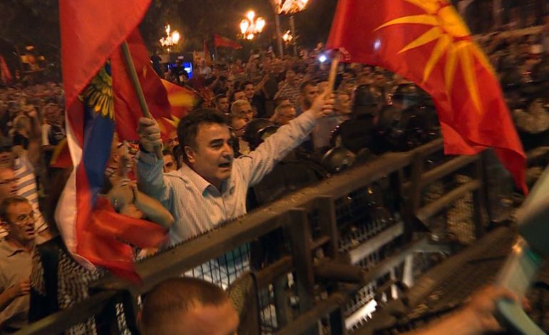 Protesta të dhunshme për emrin në Shkup, 7 policë dhe 25 protestues të plagosur
