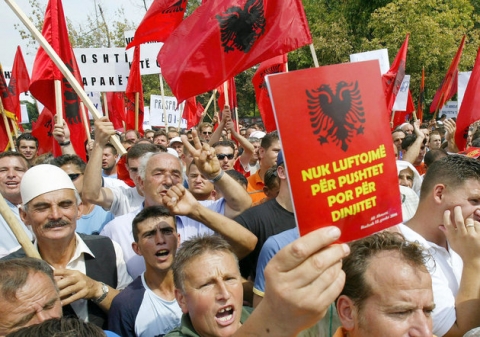 Emri i ri i Maqedonisë dhe ndryshimi i Kushtetutës: A duhet të përfitojnë shqiptarët?