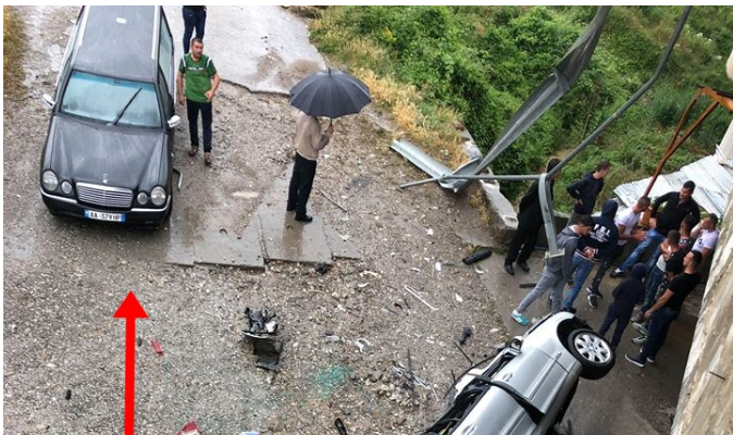 NDODH NË PESHKOPI/ Benzi bie nga 8 metra LARTËSI. Makina e funeralit mbërrin para ambulancës… (FOTOT)
