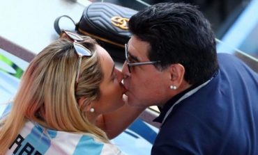 Maradona në stadium me të dashurën 27-vjeçare, edhe pse mjekët… (FOTO)