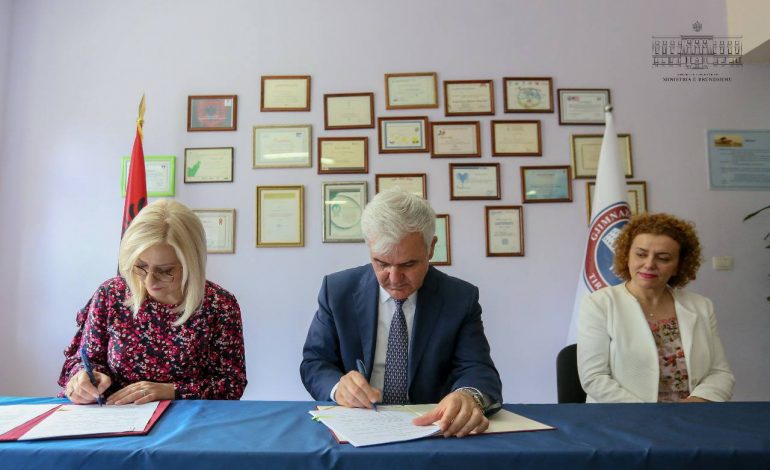 Ministrat Xhafaj dhe Nikolla nënshkruajnë MARRËVESHJE: Oficerë sigurie për shkollat e mesme