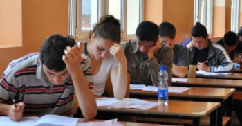 E FUNDIT/ Penalizohen 11 maturantë pas provimit të Matematikës. Përdorën celularin…