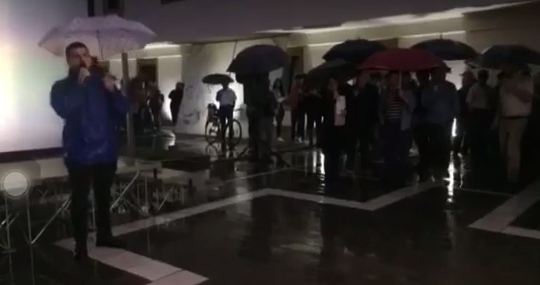 “Lulzim Basha VODHI Rrugën e Kombit, shiti detin”/ Të riut i rrëmbejnë mikrofonin nga dora… (VIDEO)
