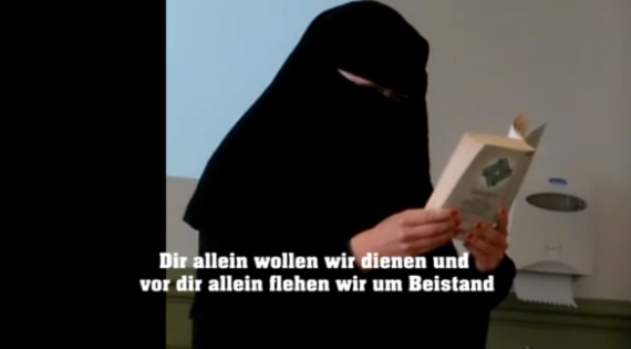 Mësuesja zvicerane hyn në orën e mësimit e mbuluar me burka, arsyeja habit nxënësit